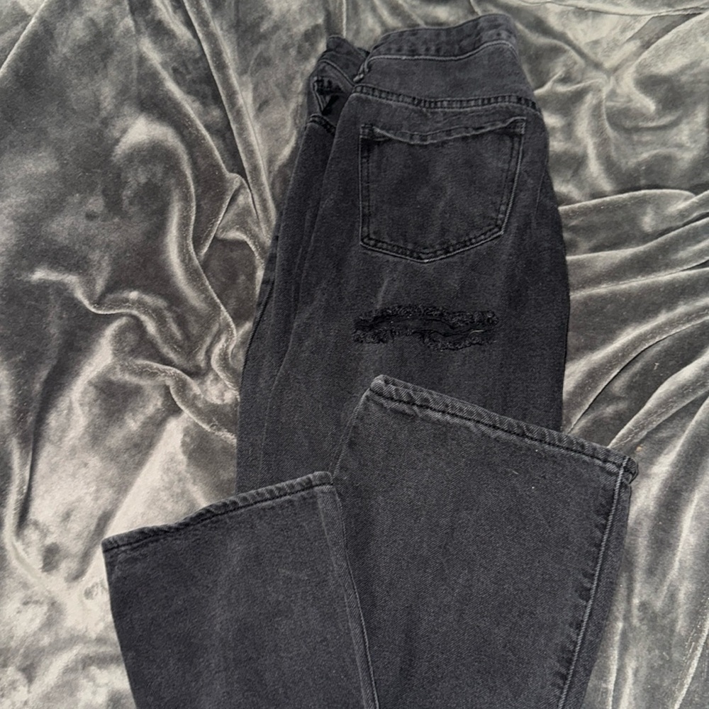 90s boyfriend black jean 
Size 11
Waist 30
Distressed